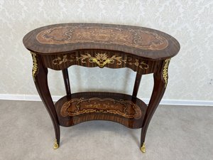 Intarzovaná dvouúrovňová konzole s  kováním