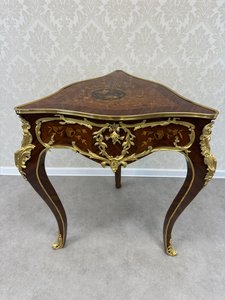 Rohový intarzovaný stolek s bronzovými aplikacemi 