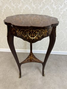 Intarzovaný květinový stolek s tvarovanou deskou, jemnou zásuvkou