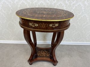 Oválný příruční stolek s intarzií květinových motivů, cena za ks