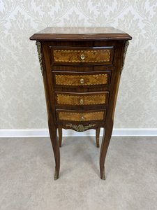 Elegantní čtyřzásuvkový kabinet s ořechovou intarzií 