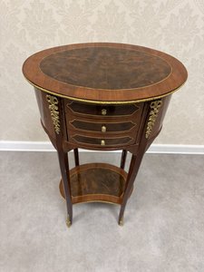 Oválný příruční stolek s trojicí zásuvek a intarzií z kořenice