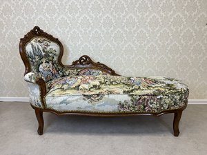 Elegantní lenoška s vyřezávaným rámem a čalouněním s venkovskou scénou