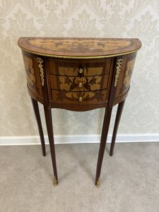 Elegantní půlkruhový stolek s intarzií a  aplikacemi