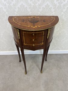 Elegantní půlkruhový intarzovaný stolek