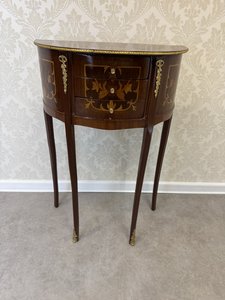 Oválný příruční stolek se třemi zásuvkami a intarzovaným květinovým motivem