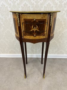 Elegantní oválný stolek se šuplíky a intarzií s motivem květinové vázy, cena za ks