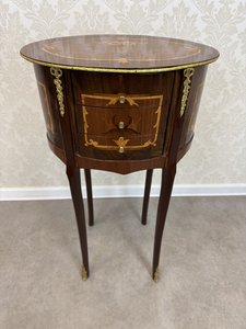 Oválný stolek s intarzií v motivu květinové vázy, cena za ks