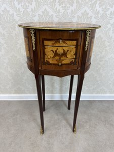 Oválný  stolek s intarzií z javorové kořenice