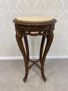 Ručně řezaný stolek s mramorovou deskou