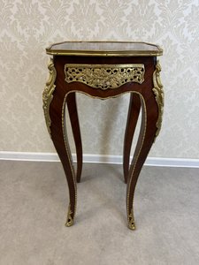 Dekorační stolek s mosazným dekorem a intarzovanou horní deskou