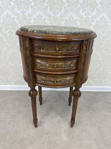 Trojúhelníkový intarzovaný stolek s bronzy a květinovým motivem