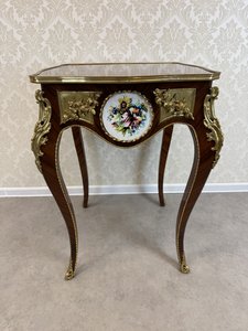 Dekorační stolek s intarzovanou deskou, porcelánovým medailonem 