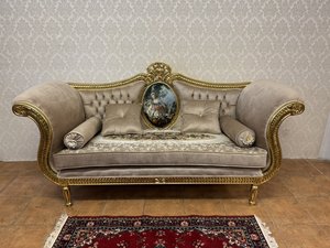 Luxusní dřevěná sofa s výšivkou a centrálním medailonem