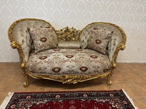 Luxusní dřevěná pohovka s  květinovým čalouněním