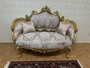 Luxusní pohovka s dřevěným rámem a růžovým brokátem