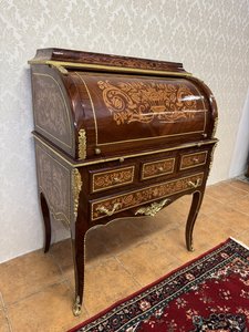 Psací stůl s válcovou roletou,  intarzií a mosaznými dekory