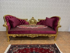 Luxusní dřevěná čalouněná sofa s bohatým řezbovaným rámem