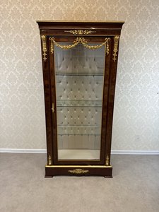 Prosklená vitrína s čalouněným interiérem