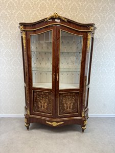 Vitrína s intarzií, aplikacemi a prosklenými dveřmi