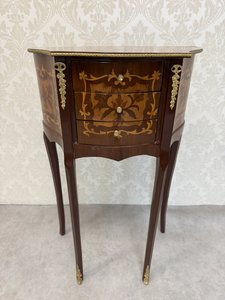 Stolek s intarzií květinových motivů