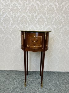 Příruční stolek s intarzií a bronzovými aplikacemi, cena za ks
