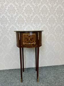 Elegantní oválný stolek s intarzií 