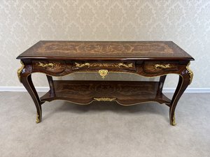 Intarzovaný konzolový  stolek s  plastickými bronzovými úchyty