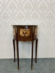 Stolek  s intarzií květin a aplikacemi na štíhlých nohách, cena za ks 