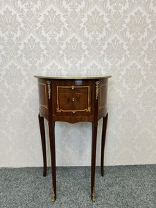 Elegantní půlkruhový stolek s bronzovými aplikacemi a intarzií 