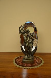 Bronzová soška ženy s oválným zrcadlem na ozdobném podstavci