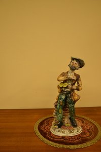 Porcelánová soška hudebníka s kytarou