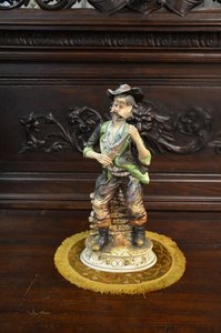 Porcelánová soška myslivce s puškou