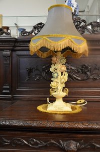 Stolní lampa s květinovými detaily a třásňovým stínidlem