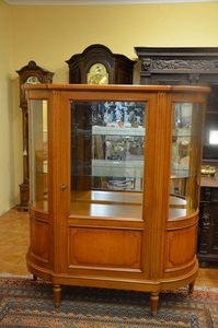 Elegantní vitrína s oblými boky