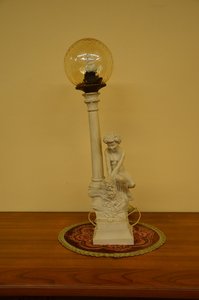 Stolní lampa se soškou anděla, styl Klasicismus