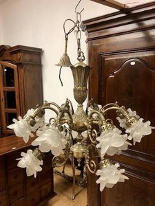 Mosazný 12ramenný lustr s květinovými skleněnými stínidly, pochází ze stylu rokoko