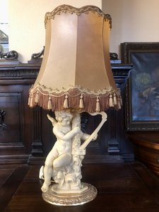 Lampa stolní s figurou anděla