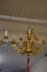 Masivní osmiramenný lustr  s klasicistními prvky