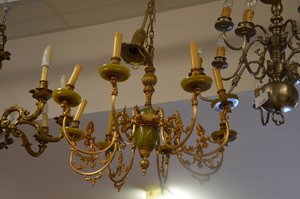 Mosazný lustr s porcelánovými prvky a osmi  rameny, antický styl