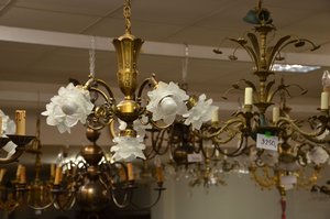 Lustr s květinovými stínidly a bronzovými detaily, styl Romantismus