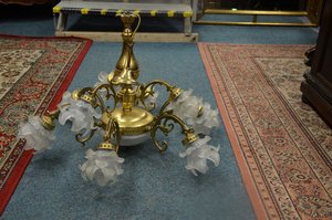 Mosazný lustr s devíti skleněnými květinovými stínidly, styl Secese