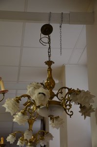 Lustr 9ramenný s květinovými skleněnými stínidly a zdobenými rameny