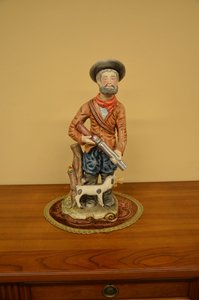 Porcelánová soška lovce se psem