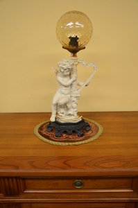 Stolní lampa s andělem a kulovým stínidlem, styl Baroko