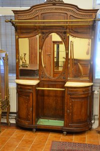 Věšáková stěna se zrcadly a mramorovou odkládací plochou