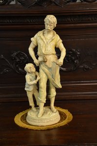 Soška otce s dítětem, symbolizující život na venkově