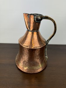 Měděný džbán s patinou a ozdobným uchem
