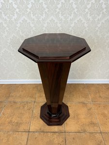 Osmiboký dřevěný sloupový stolek