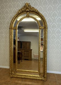 Monumentální zrcadlo s  rámovou výzdobou